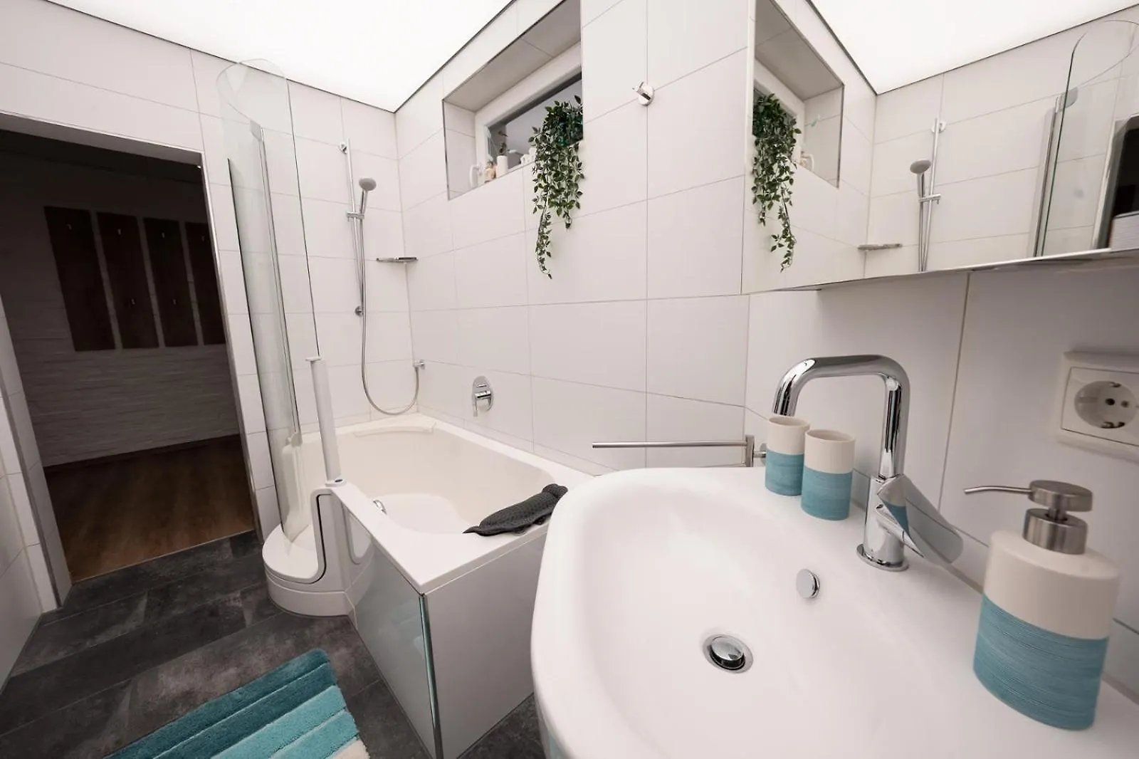 Ring48 City Living - Modernes Wohnen Mit Wohlfuehlambiente Mitten Im Stadtzentrum - Vollausgestattete Kueche, Bad Mit Duschbadewanne, Parkplatz Bayreuth Apartment